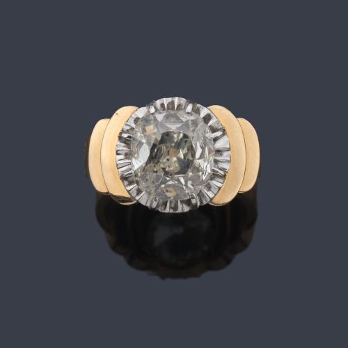  Anillo tipo solitario con diamante central talla 'old cushion' de aprox. 4,20 ct en montura de oro amarillo de 18K.
