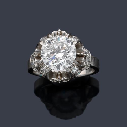  Solitario con brillante central de 4,02 ct en montura de platino. Certificado HRD.