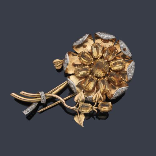  Broche retro con diseño de flor con centro de cuarzos citrinos talla oval de aprox. 12,00 ct en total y brillantes. Años '40.