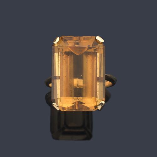  Anillo años '70 con cuarzo citrino talla esmeralda en montura de oro amarillo de 18K.