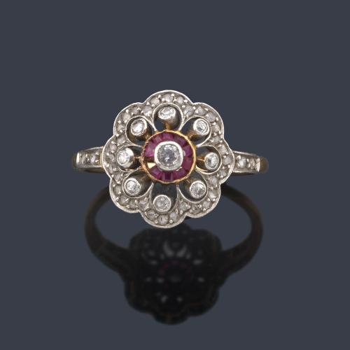  Anillo con diseño de rosetón con diamantes talla rosa y rubíes calibrados.