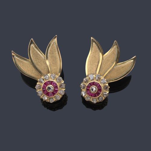  Pendientes retro en forma vegetal con motivo en 'ojo de perdiz' con diamantes talla rosa y rubíes calibrados, en montura de oro rosa de 18K. Años '40.