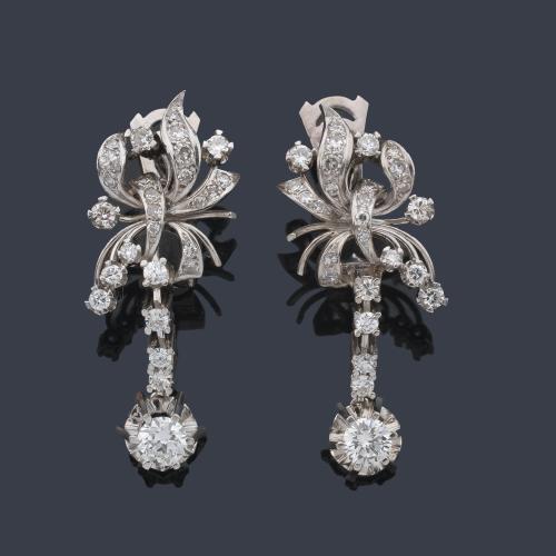  Pendientes largos con diamantes talla 8/8 y brillante de aprox. 3,80 ct en total. Años '60.