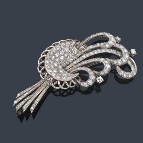  Broche en forma de lazada con diamantes talla brillante y 8/8 de aprox. 2,00 ct en total. Años '60.