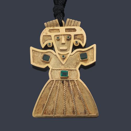  Colgante con motivo de Deidad Azteca con esmeraldas calibradas en montura de oro amarillo de 18K.