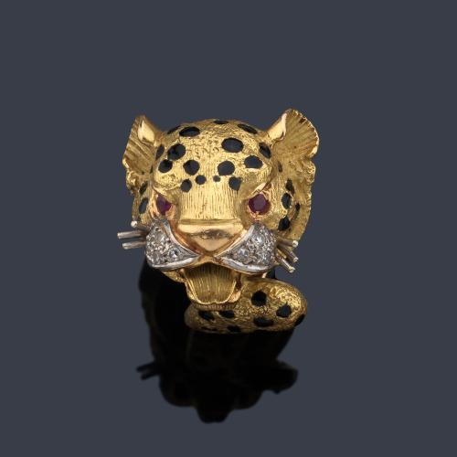  Anillo con cabeza de leopardo con detalles en esmalte negro, brillantes y dos rubíes en ambos ojos.