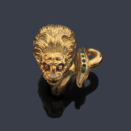  Anillo con cabeza de león rugiente con decoración de esmalte 'champlevè' en color verde (con faltas).