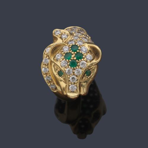  Anillo con cabeza de leopardo con brillantes y esmeraldas en la parte superior, realizado en montura de oro amarillo de 18K.