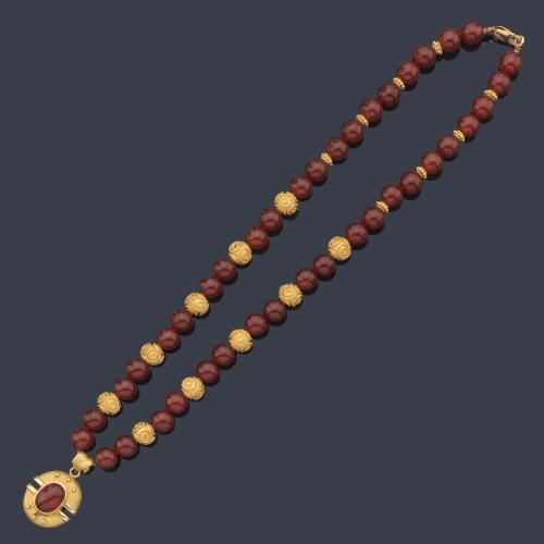  Collar con cuentas esféricas de cornalina y motivos con diseño de esferillas en oro amarillo mate de 18K.