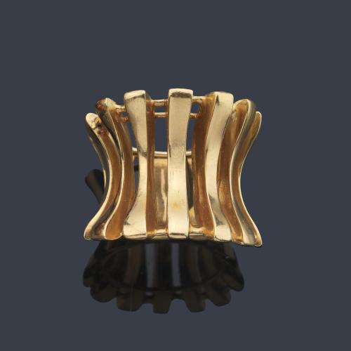  Anillo ancho con diseño de barritas intercaladas en montura de oro amarillo de 18K.