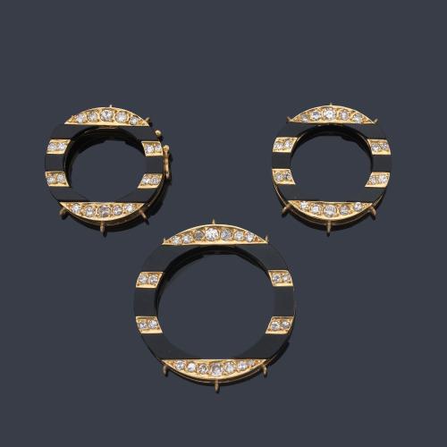  Tres motivos circulares, uno de ellos está habilitado para ser broche, con piezas de ónix intercalado con diamantes talla brillante y 8/8.