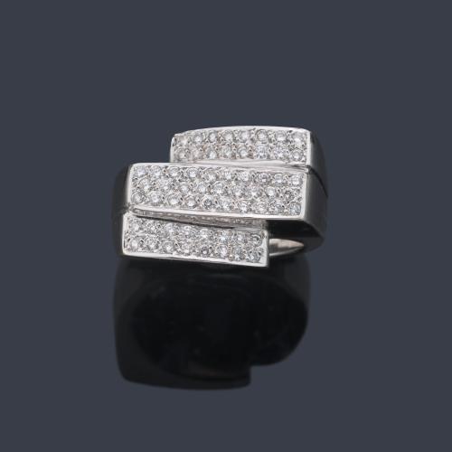  Anillo con tres motivos en pavé de brillantes de aprox. 0,80 ct en montura de oro blanco de 18K.