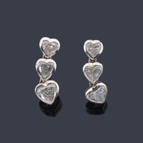  Pendientes largos con diseño de tres corazones en hilera con brillantes de aprox. 1,60 ct en total.