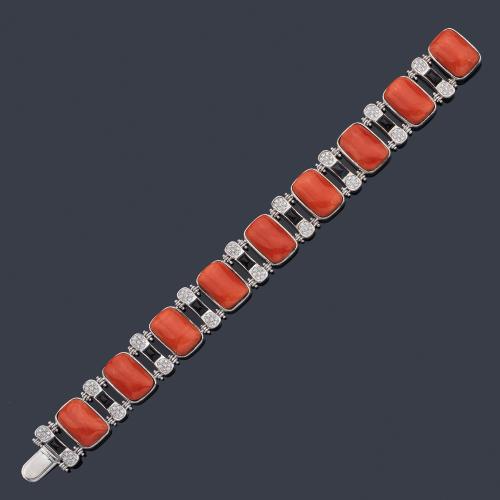  Pulsera con nueve piezas de coral intercaladas con motivos de brillantes y ónix.