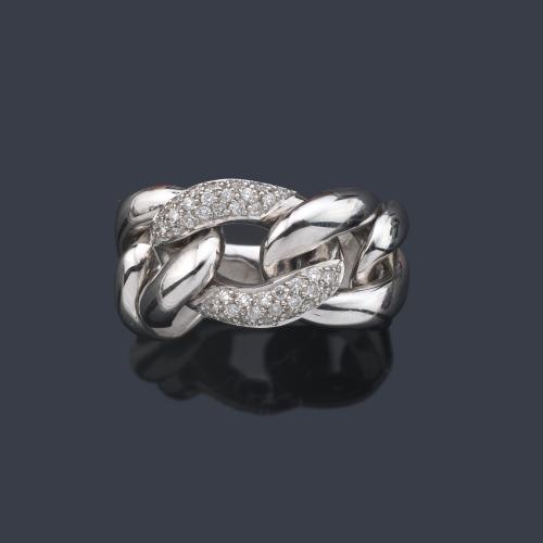 Anillo con motivos de eslabones articulados, uno de ellos cuajado de brillantes.