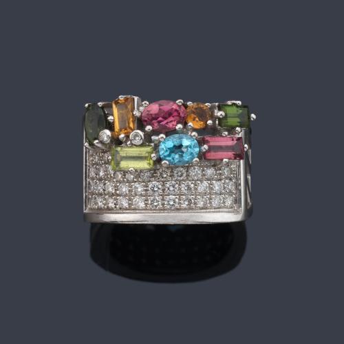  Anillo ancho con gemas de color en talla oval y rectangular y pavé de brillantes.