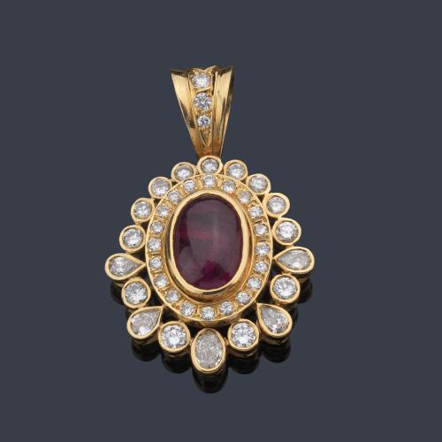  Colgante con rubí central talla cabujón de aprox. 5,10 ct con doble orla de diamantes talla brillante y perilla de aprox. 2,80 ct en total.