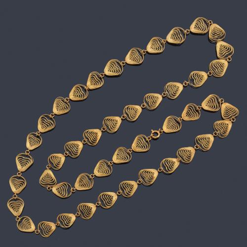  Collar largo años '70 con diseño abstracto con hilos en repetición realizado en oro amarillo de 18K.