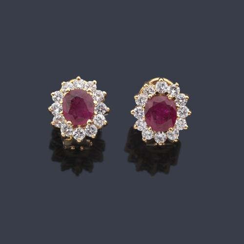  Pendientes cortos con dos rubíes talla oval de aprox. 2,00 ct en orla de brillantes de aprox. 1,80 ct en total.