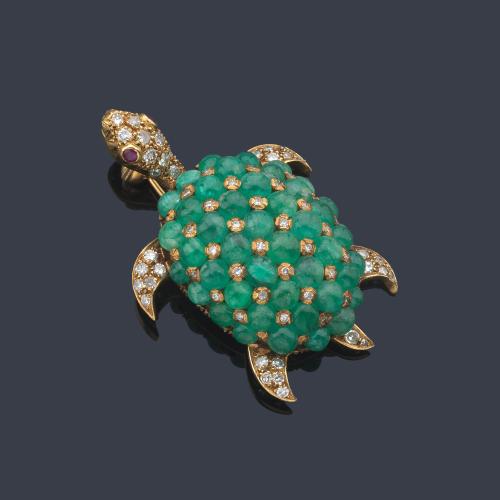  Broche en forma de tortuga con esmeraldas talla cabujón y brillantes en montura de oro amarillo de 18K. Años '70.