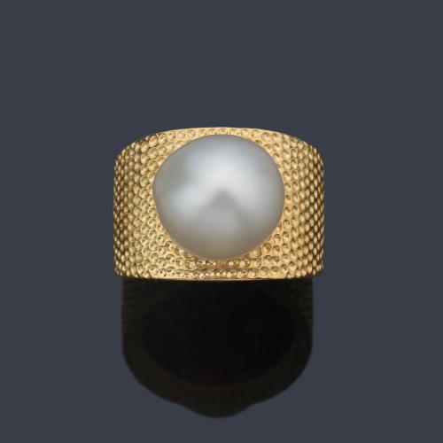  Anillo con perla australiana de aprox. 12,75 mm en montura con textura de oro amarillo de 18K.