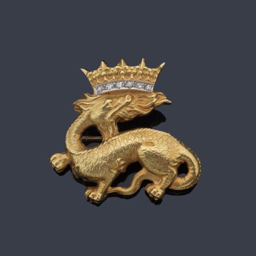  Broche en forma de dragón rampante con corona real decorada con brillantes, en montura de oro amarillo de 18K.