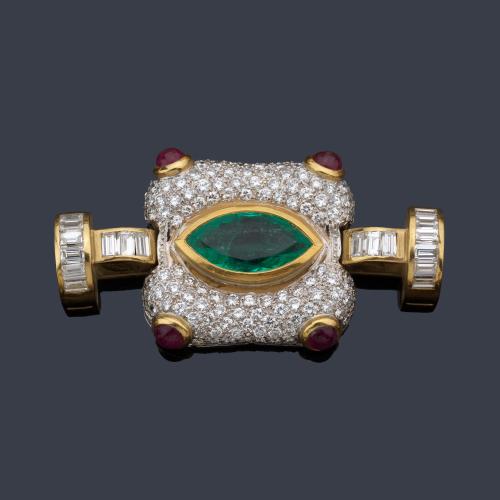  Centro para collar con esmeralda talla marquís de aprox. 3,20 ct sobre pavé de diamantes talla brillante y baguette de aprox. 3,10 ct en total y cuatro rubíes talla cabujón.