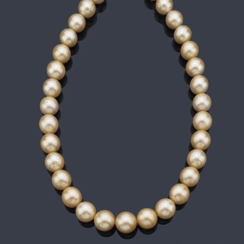  Hilo de perlas australianas de aprox. 12,76 mm - 15,83 mm rematado con dos borlones en seda morada.