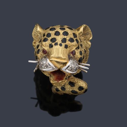  Anillo con cabeza de leopardo rugiente con detalles de brillantes y dos rubíes en cada ojo.