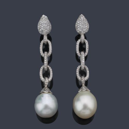  Pendientes largos con parte superior en forma de cadena de eslabones cuajados de brillantes de un peso total aprox. de 1,10 ct y perla australiana de 13,5 x 15 mm en el extremo.