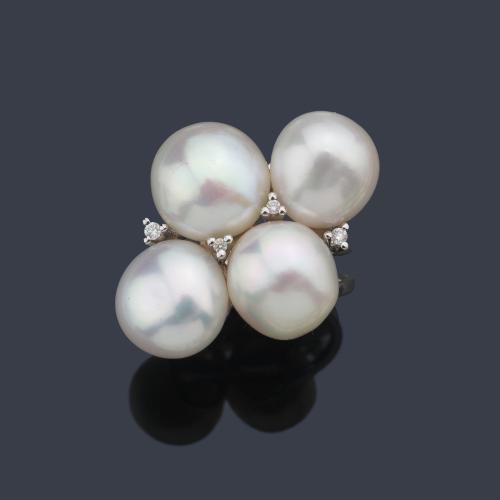  Anillo con cuatro perlas 'freshwater' salpicado con brillantes en montura de oro blanco de 18K.