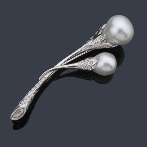  Broche floral representando a dos calas con pareja de perlas australianas de aprox. 16,25 mm y 12,51 mm.