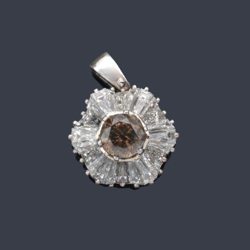  Colgante con diamante central 'fancy brown' de aprox. 0,85 ct y orla de diamantes talla trapecio de aprox. 1,70 ct en total.