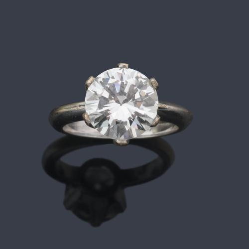  Solitario con brillante de aprox. 4,01 ct en montura de oro blanco de 18K.