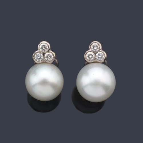  Pendientes cortos con pareja de perlas australianas de aprox. 16,70 mm y 16,05 mm con tres brillantes en la parte superior.