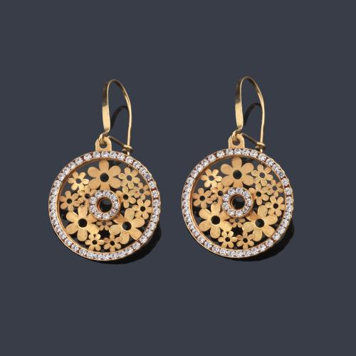  Pendientes largos con diseño circular con motivos florales calados con orla de piedra incolora.