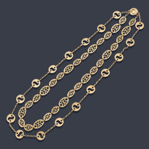  Collar largo con dos hilos con diseño abstracto en montura de oro amarillo de 18K. Años '70.