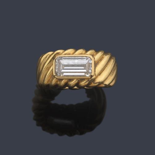  Anillo con diamante talla esmeralda de aprox. 1,10 ct en montura gallonada de oro amarillo de 18K.