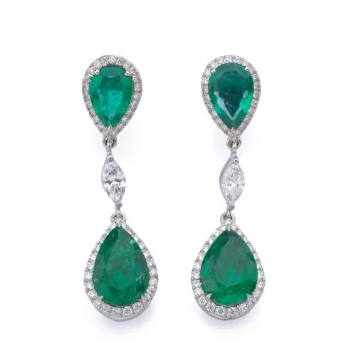  Pendientes largos con cuatro esmeraldas talla perilla de aprox. 10,32 ct con diamantes talla brillante y marquís de aprox. 2,00 ct en total.