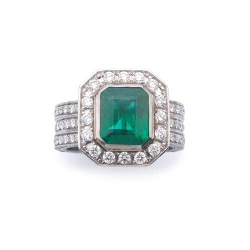  Anillo con esmeralda central de aprox. 2,63 ct con orla de brillantes de aprox. 2,00 ct en total.