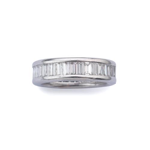  Alianza completa con diamantes talla baguette de aprox. 4,80 ct en total.