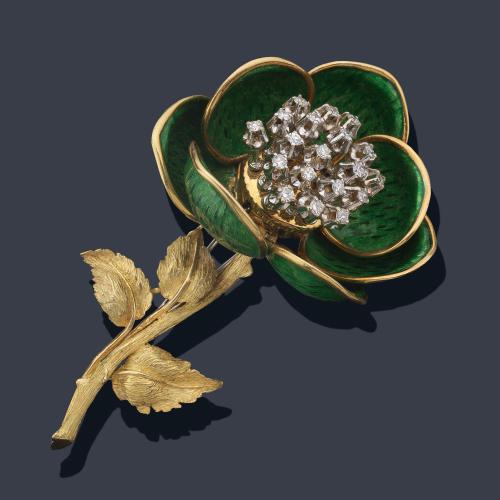  Broche con diseño floral con decoración de esmalte verde 'guillochè' con centro 'temblànt' cuajado de brillantes.