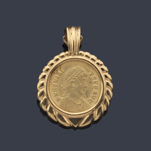  Colgante con moneda de oro áureo de época romana enmarcado con motivo gallonado en oro amarillo de 18K.