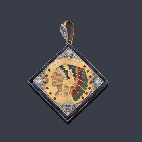  Colgante con moneda de oro de 22K de 2,5 dólares con detalles esmaltados, con decoración de brillantes y marco con esmalte azul y en oro amarillo de 18K.