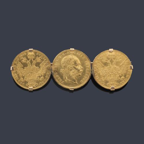  Broche con 3 monedas de oro de 22K en montura de oro amarillo de 18K.
