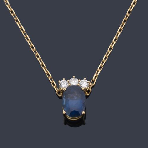  Colgante con zafiro talla oval de aprox. 3,58 ct con tres brillantes de aprox. 0,40 ct en total.