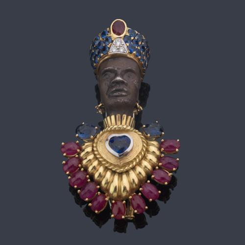  Broche Moretto con brillantes, zafiros y rubíes, en oro amarillo de 18K.