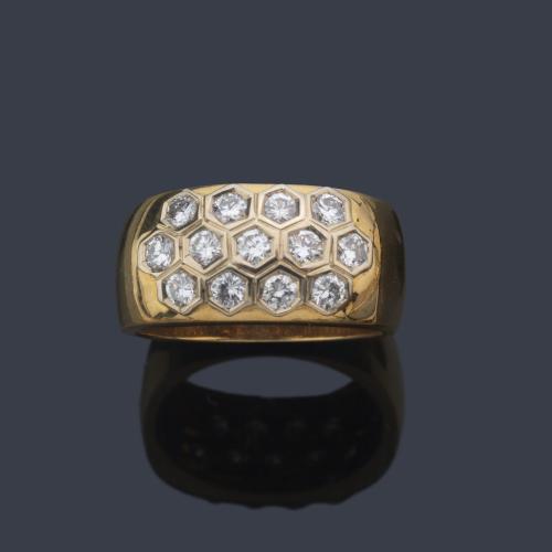  Anillo ancho con frente de brillantes de aprox. 0,85 ct en total.