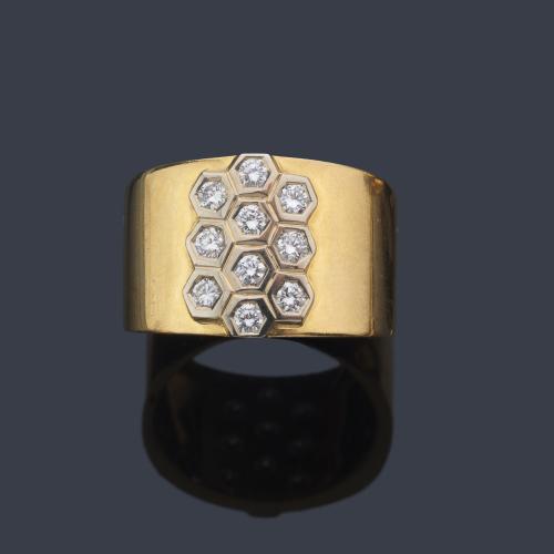  Anillo ancho con frente de brillantes de aprox. 0,50 ct en total.