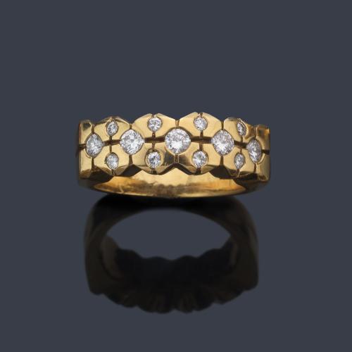  Anillo con frente de brillantes de aprox. 0,70 ct en total.